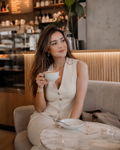 cozy café girl prompt